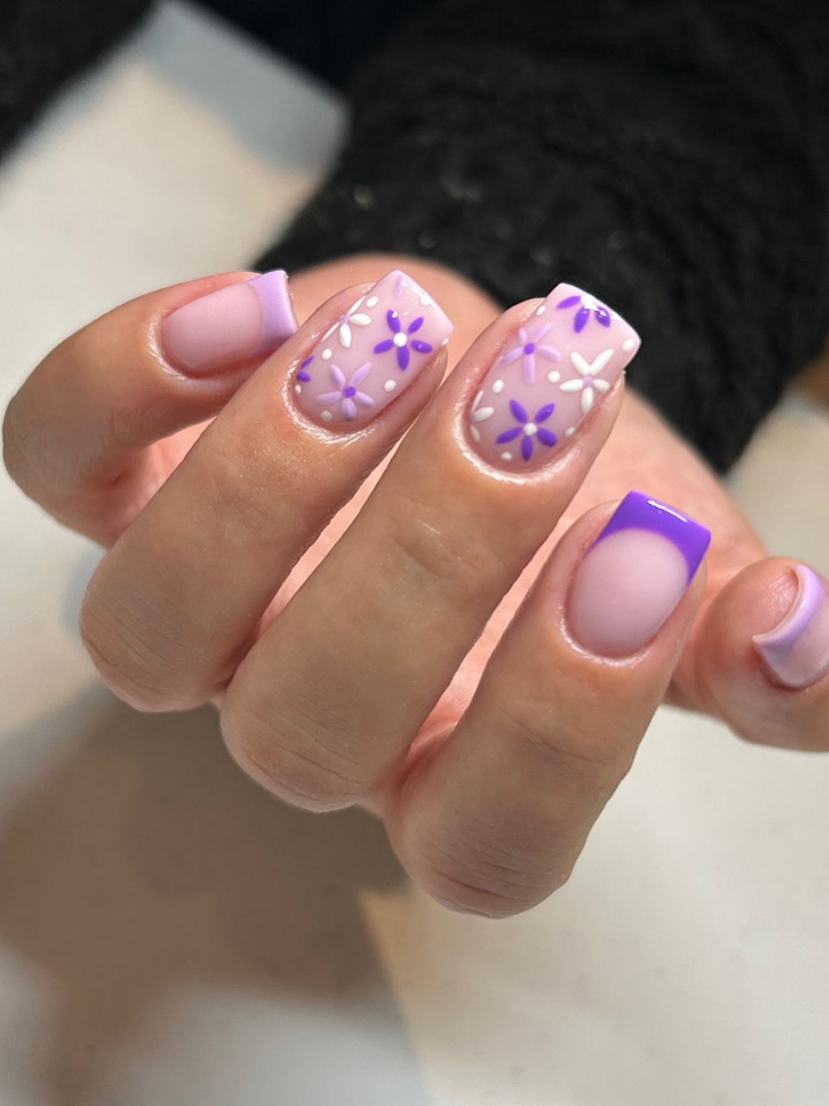 Чому кольоровий френч знову стає модним манікюром