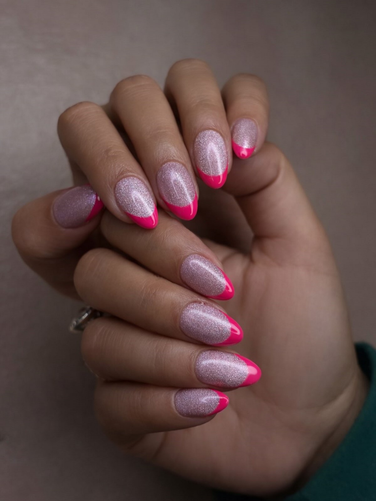 Чому кольоровий френч знову стає модним манікюром