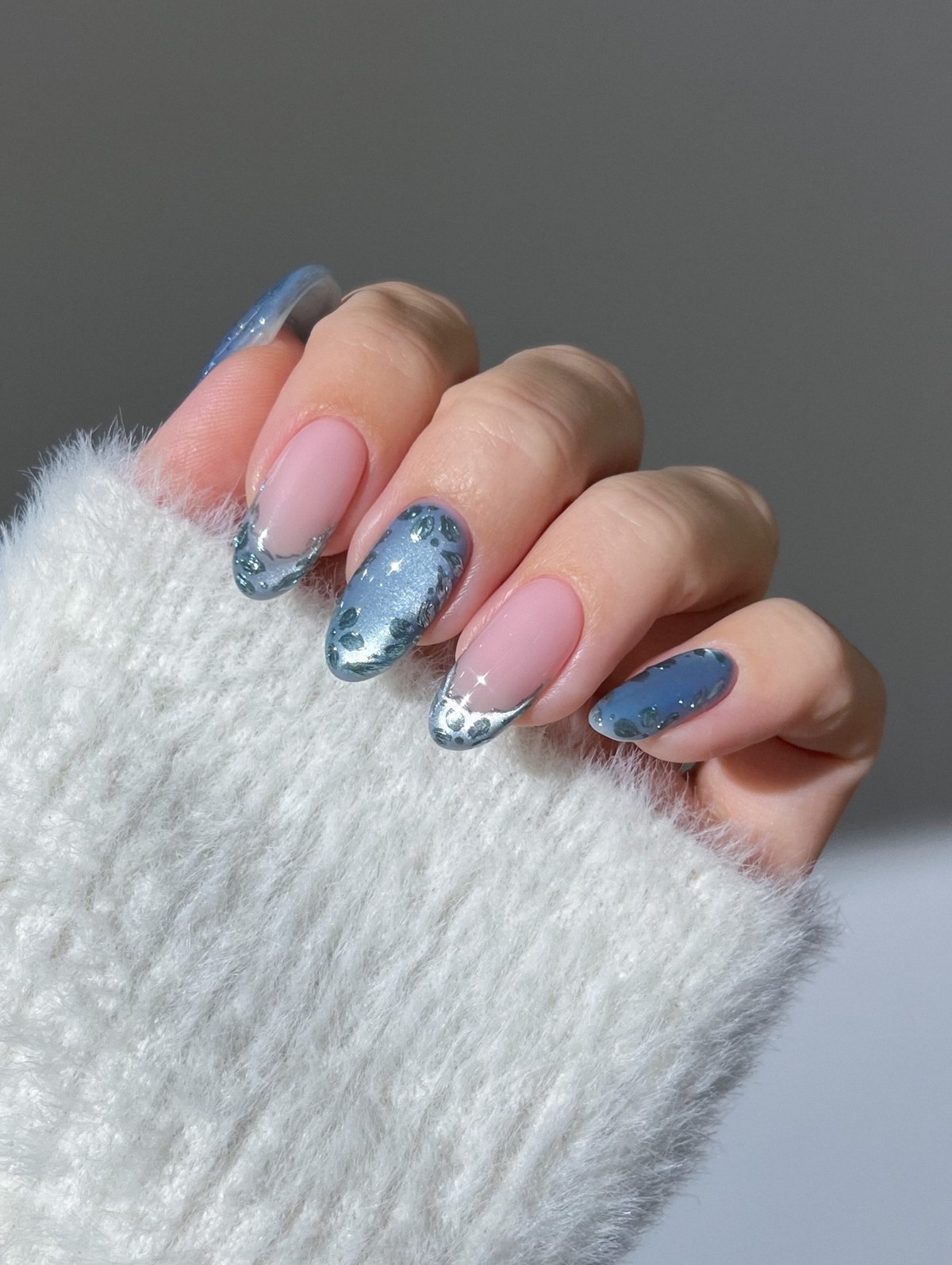 Чому кольоровий френч знову стає модним манікюром