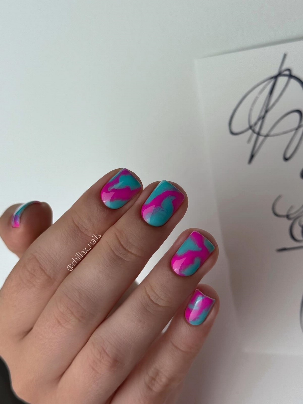 Глянцевий манікюр на коротких нігтях: секрет витонченої елегантності