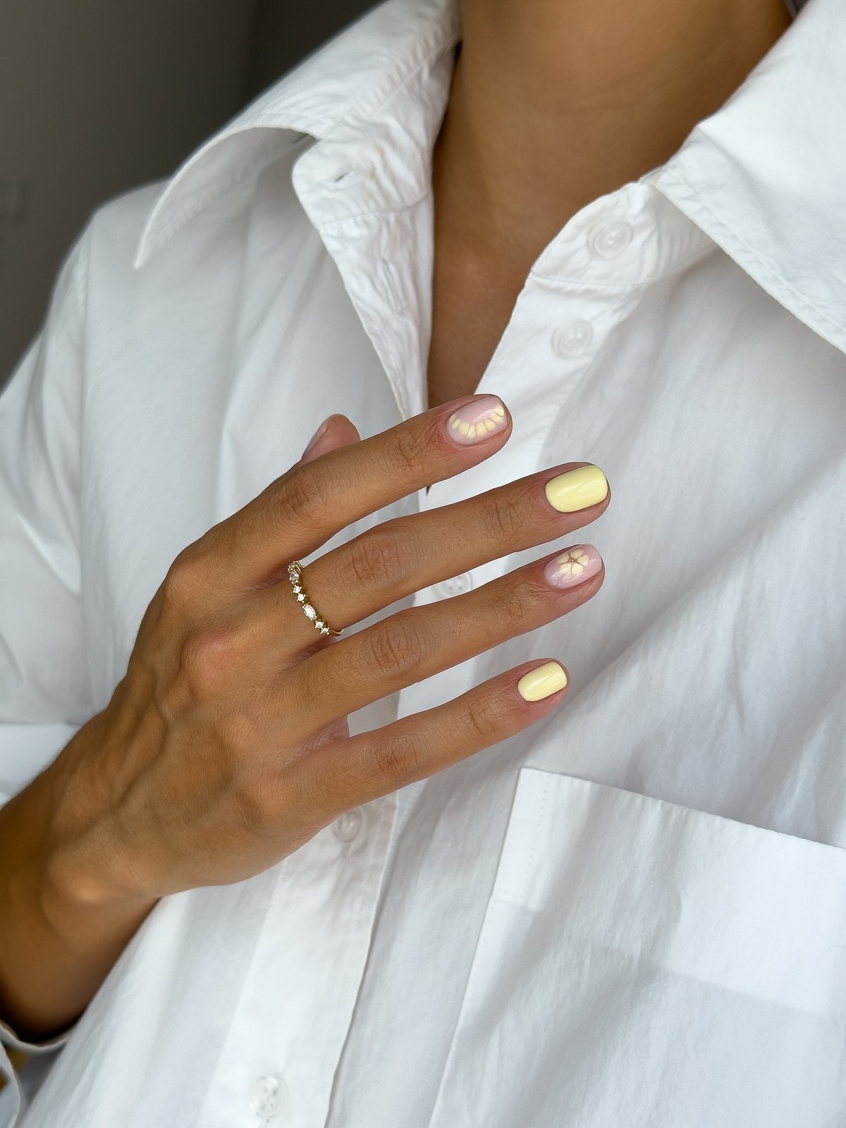 Глянцевий манікюр на коротких нігтях: секрет витонченої елегантності