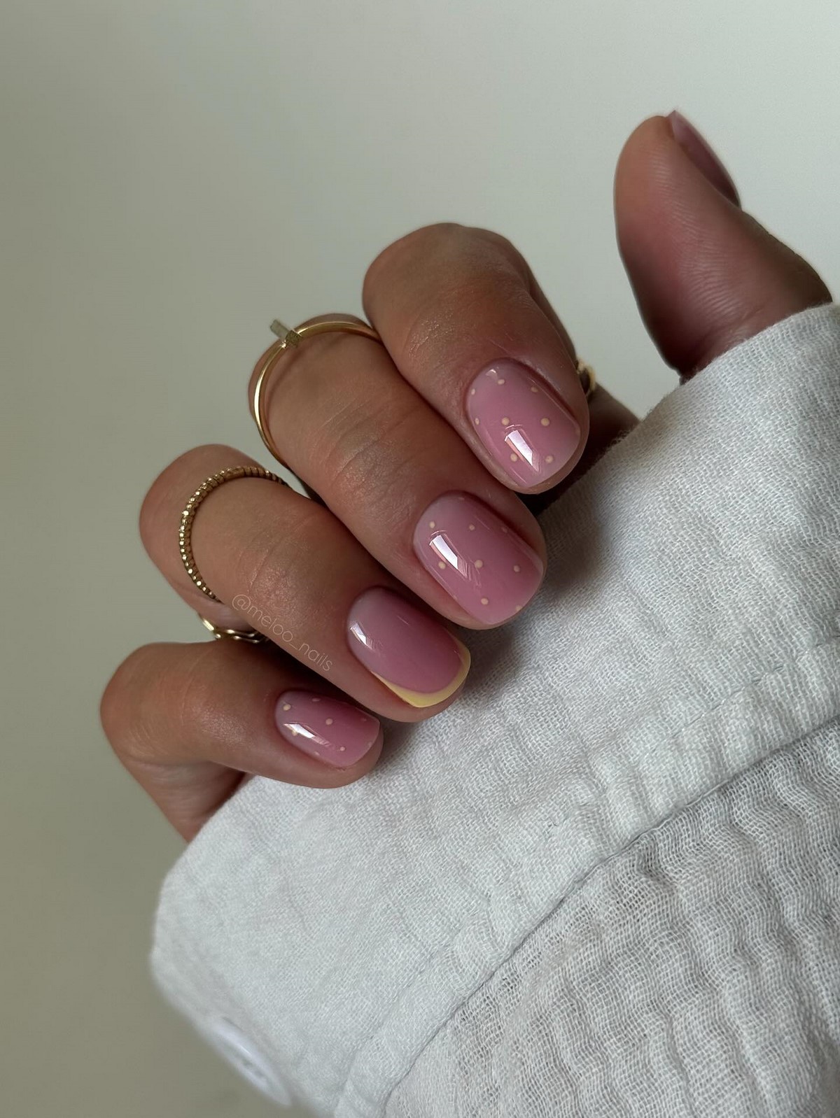 Глянцевий манікюр на коротких нігтях: секрет витонченої елегантності