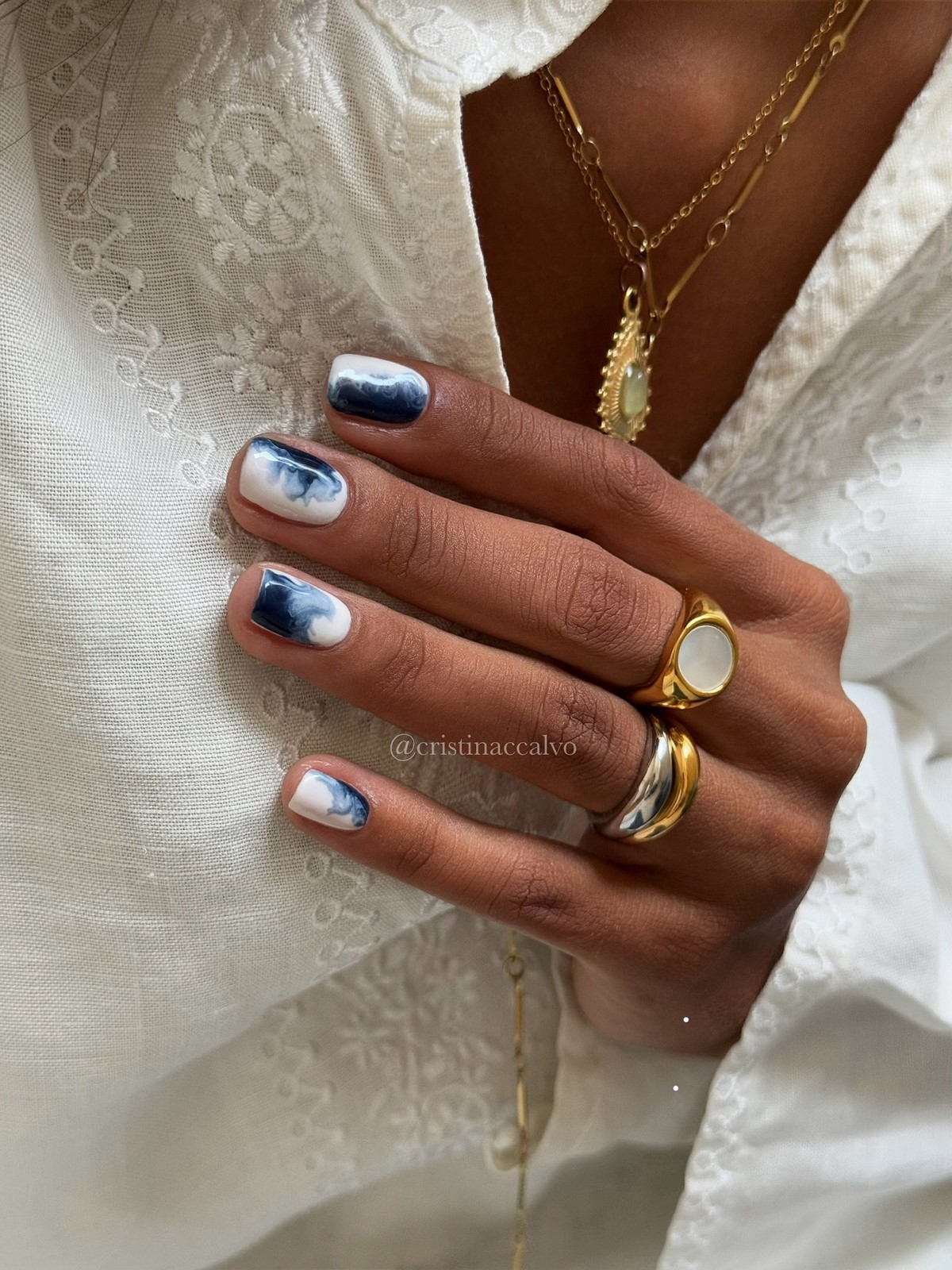 Глянцевий манікюр на коротких нігтях: секрет витонченої елегантності