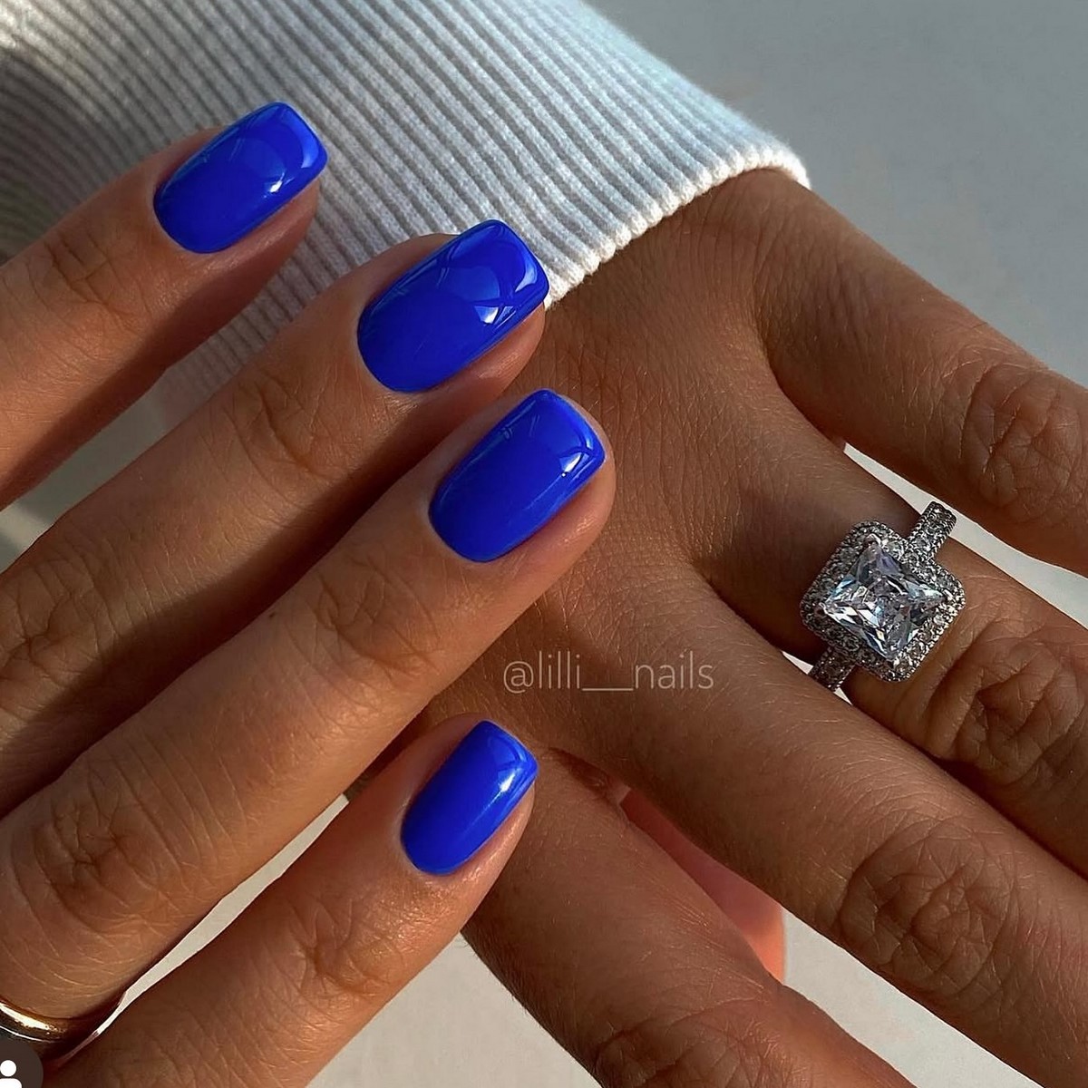 Глянцевий манікюр на коротких нігтях: секрет витонченої елегантності