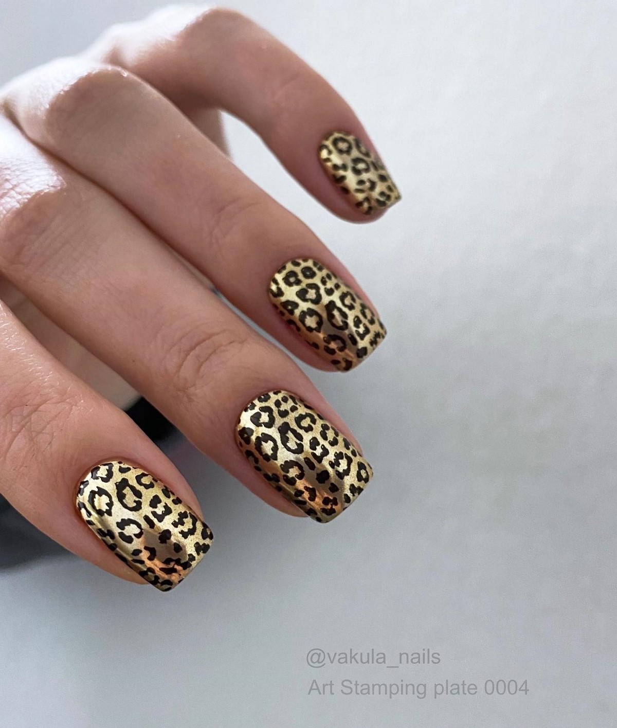 Глянцевий манікюр на коротких нігтях: секрет витонченої елегантності