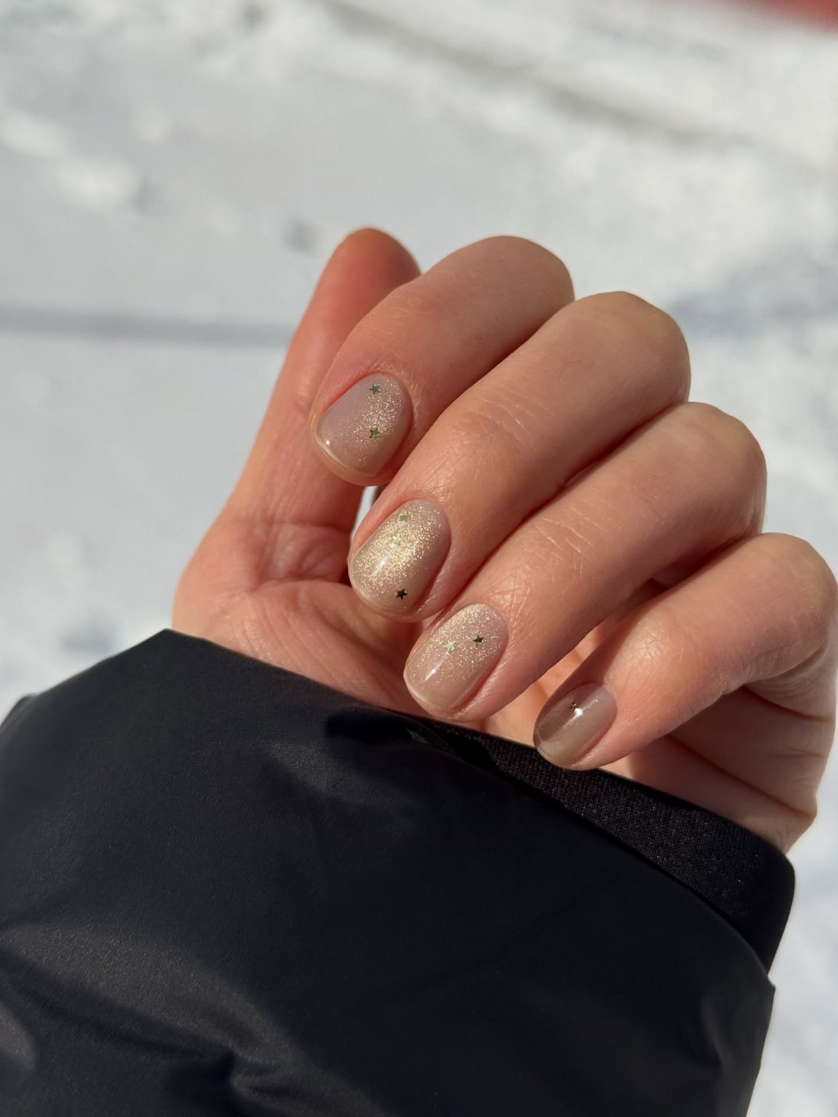 Глянцевий манікюр на коротких нігтях: секрет витонченої елегантності