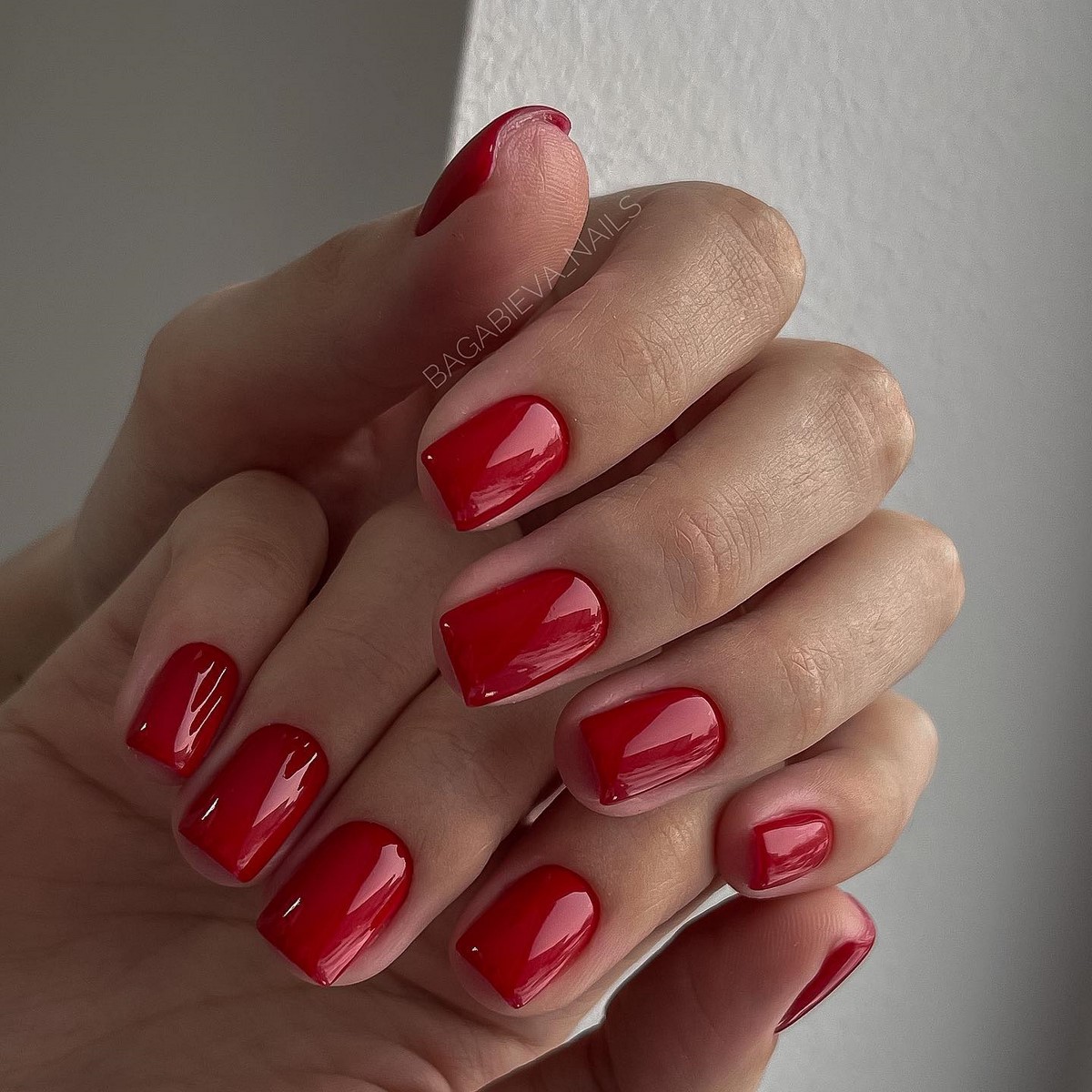 Глянцевий манікюр на коротких нігтях: секрет витонченої елегантності