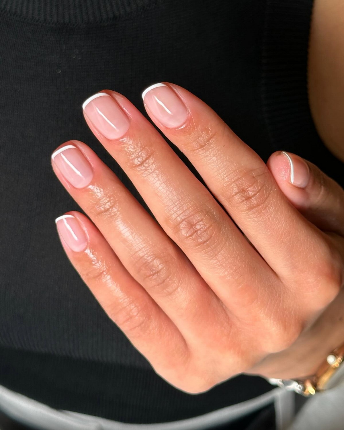 Глянцевий манікюр на коротких нігтях: секрет витонченої елегантності