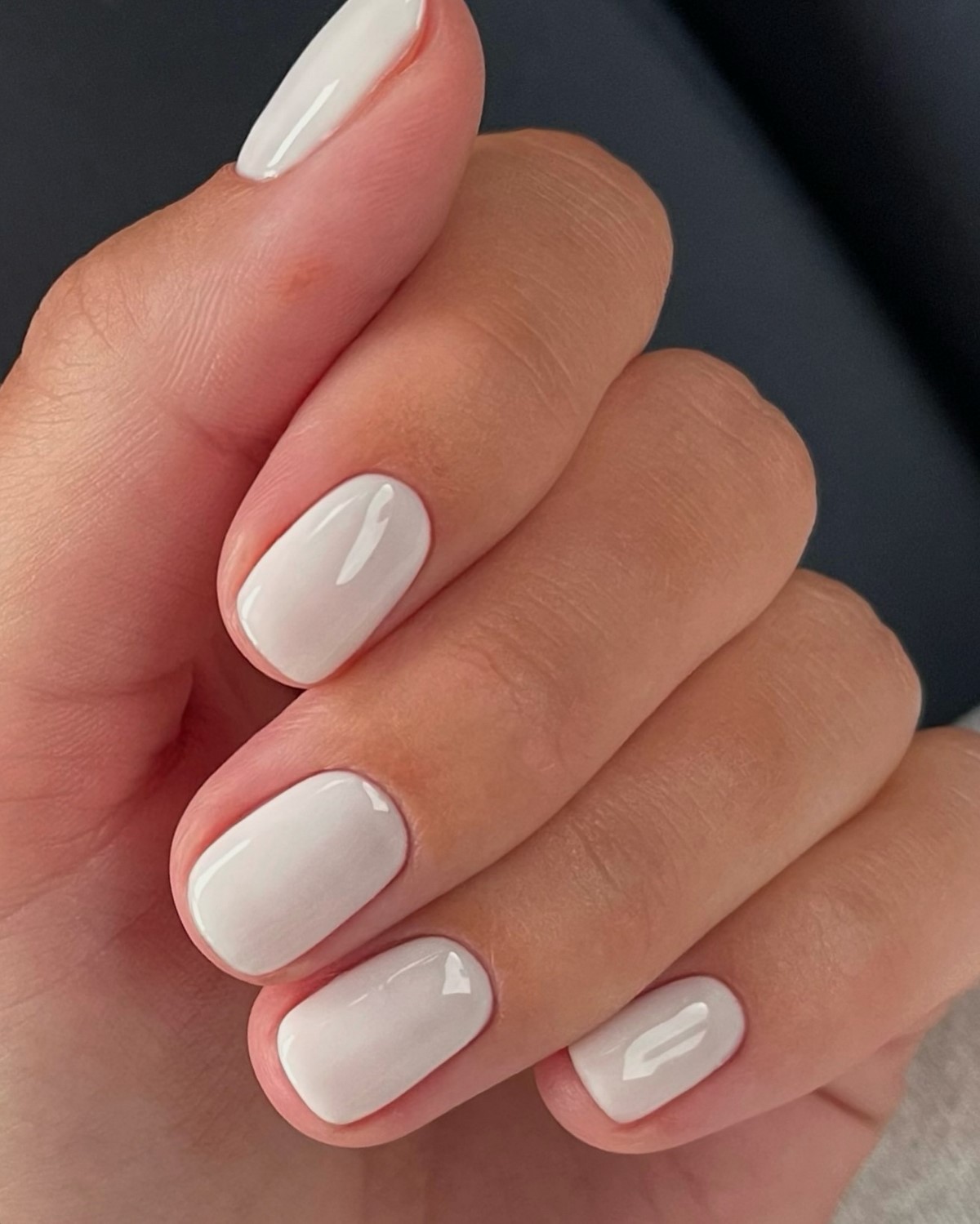 Глянцевий манікюр на коротких нігтях: секрет витонченої елегантності