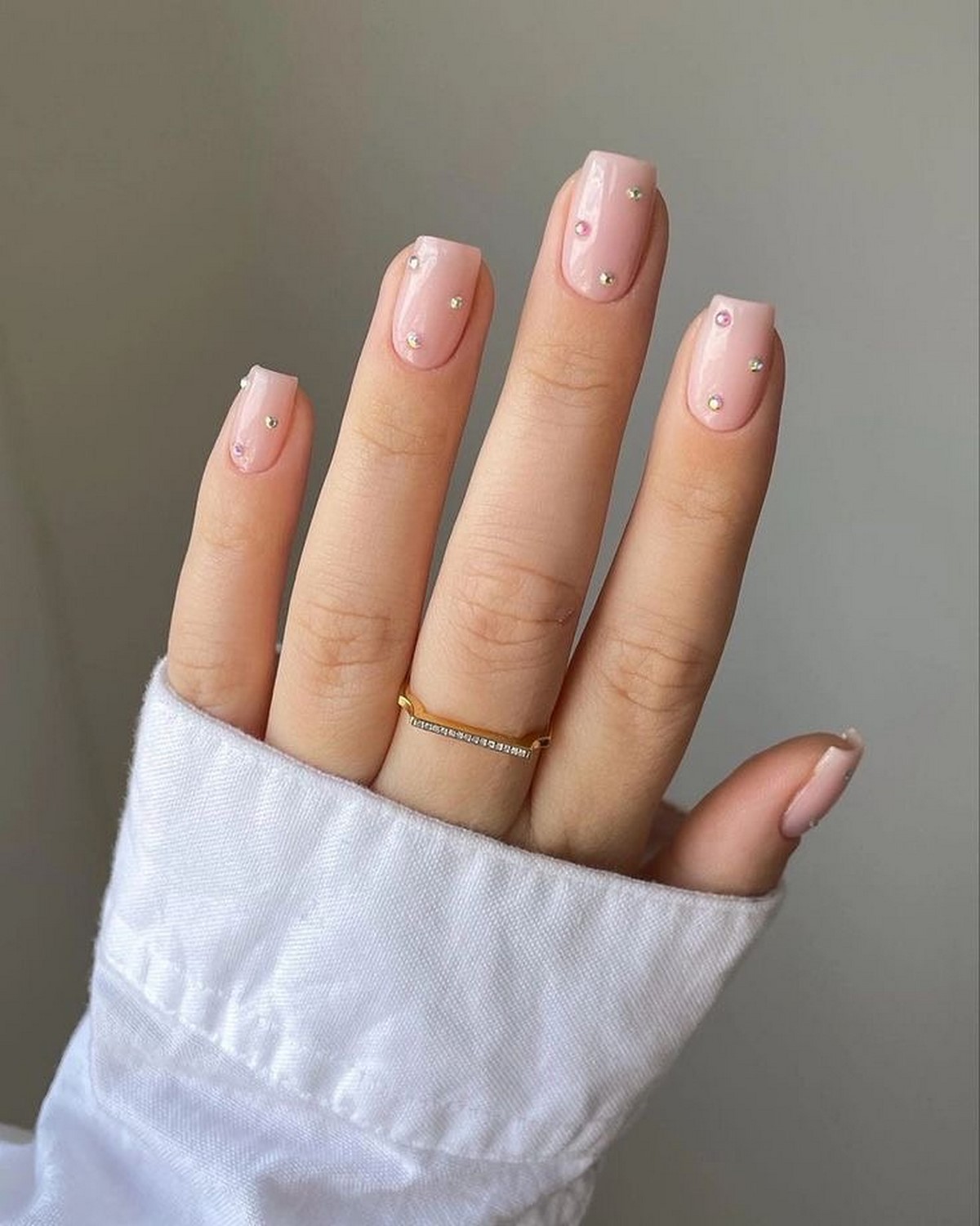 Глянцевий манікюр на коротких нігтях: секрет витонченої елегантності