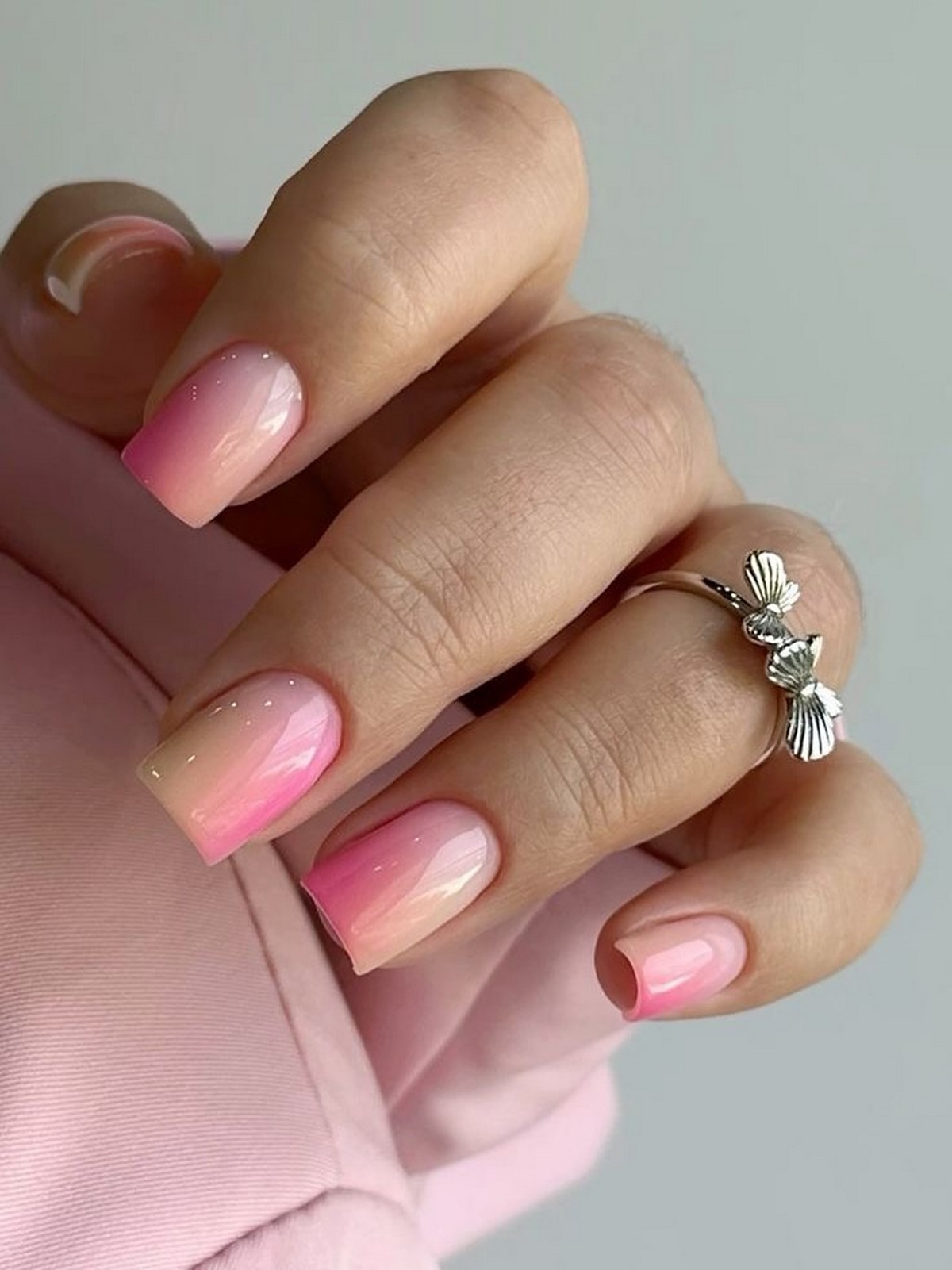 Глянцевий манікюр на коротких нігтях: секрет витонченої елегантності