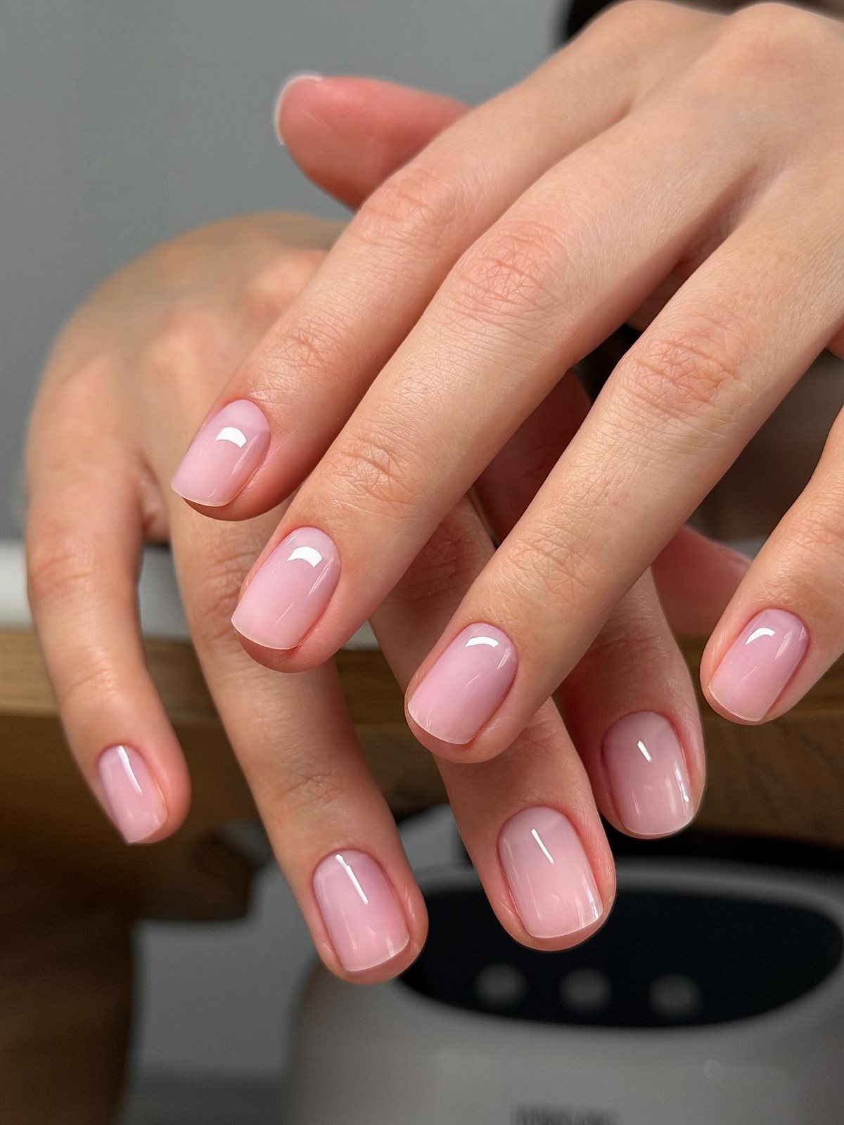 Чому легкий прозорий манікюр виглядає акуратніше за щільний