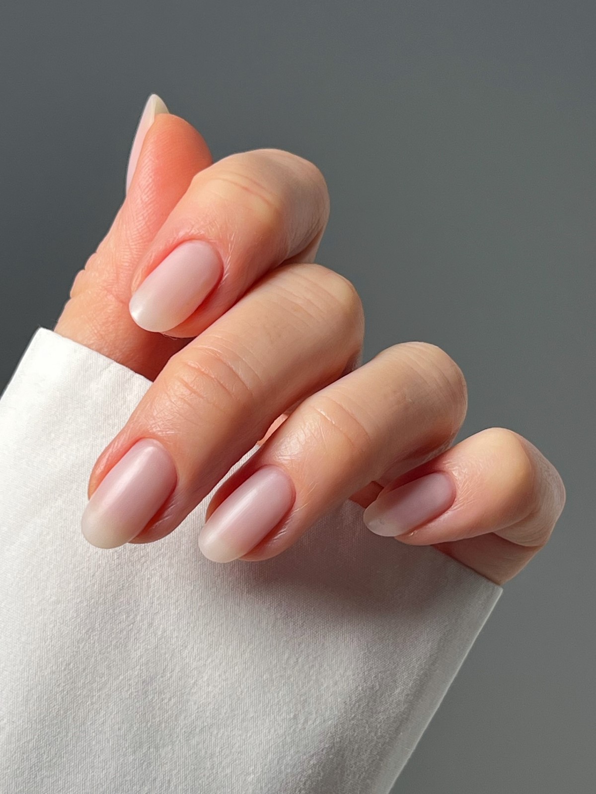 Чому легкий прозорий манікюр виглядає акуратніше за щільний