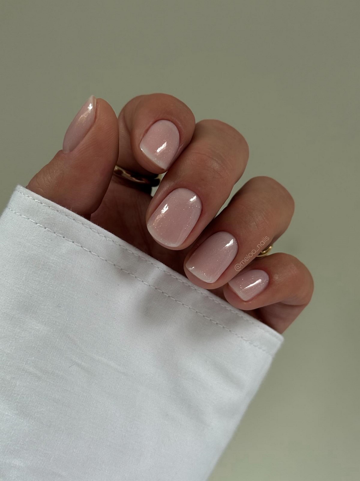 Чому легкий прозорий манікюр виглядає акуратніше за щільний