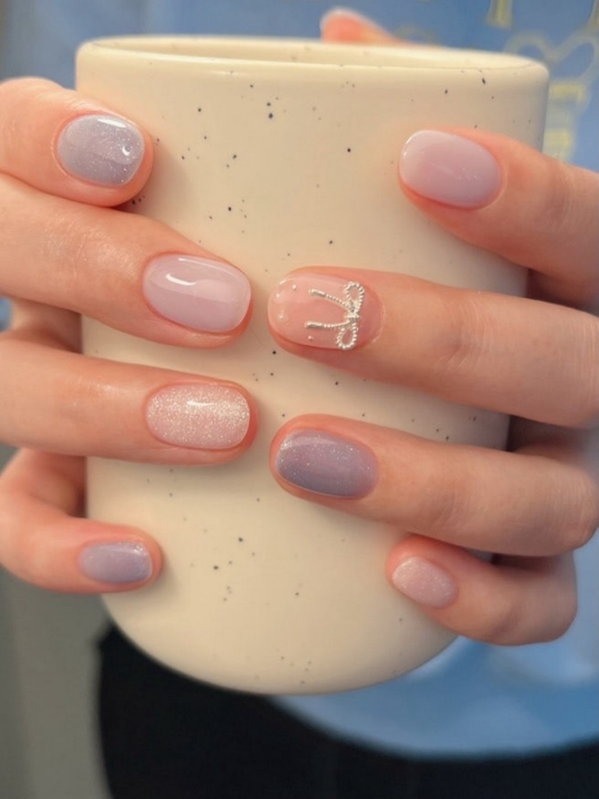 Чому легкий прозорий манікюр виглядає акуратніше за щільний