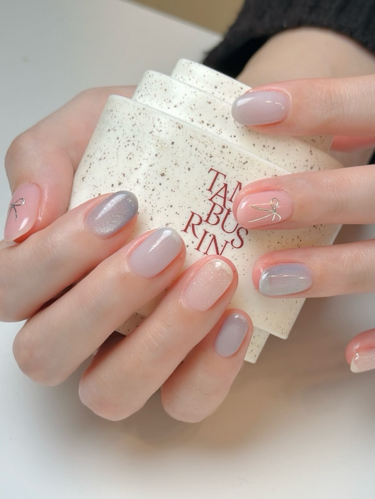 Чому легкий прозорий манікюр виглядає акуратніше за щільний