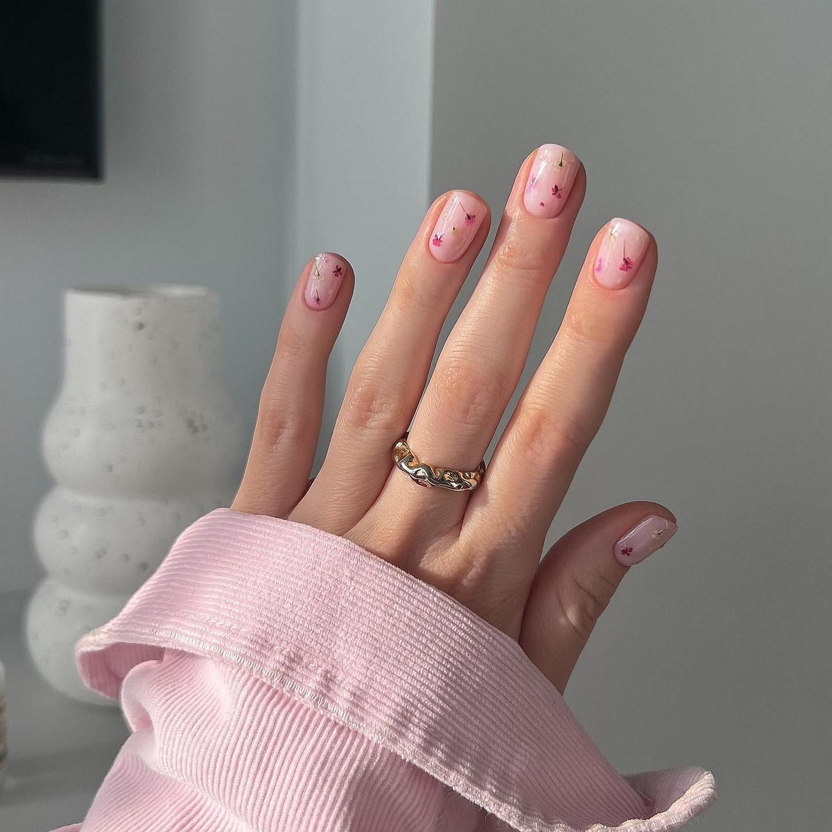 Чому легкий прозорий манікюр виглядає акуратніше за щільний