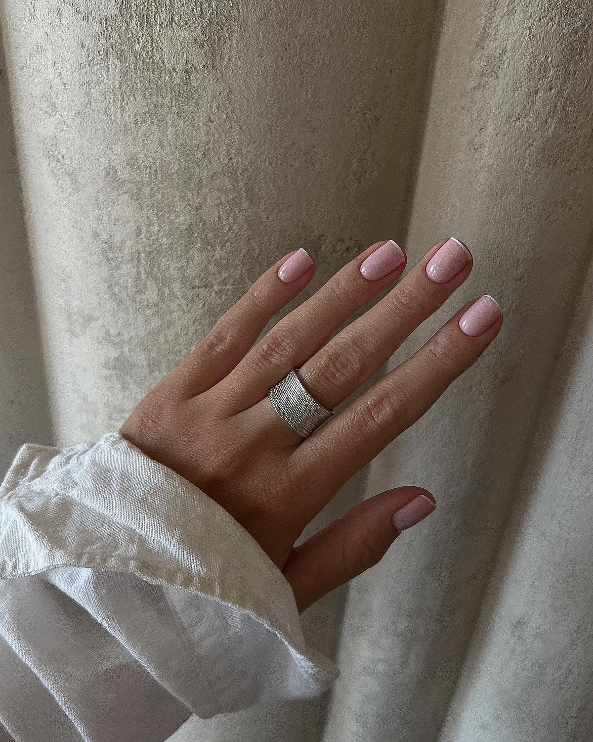 Чому легкий прозорий манікюр виглядає акуратніше за щільний