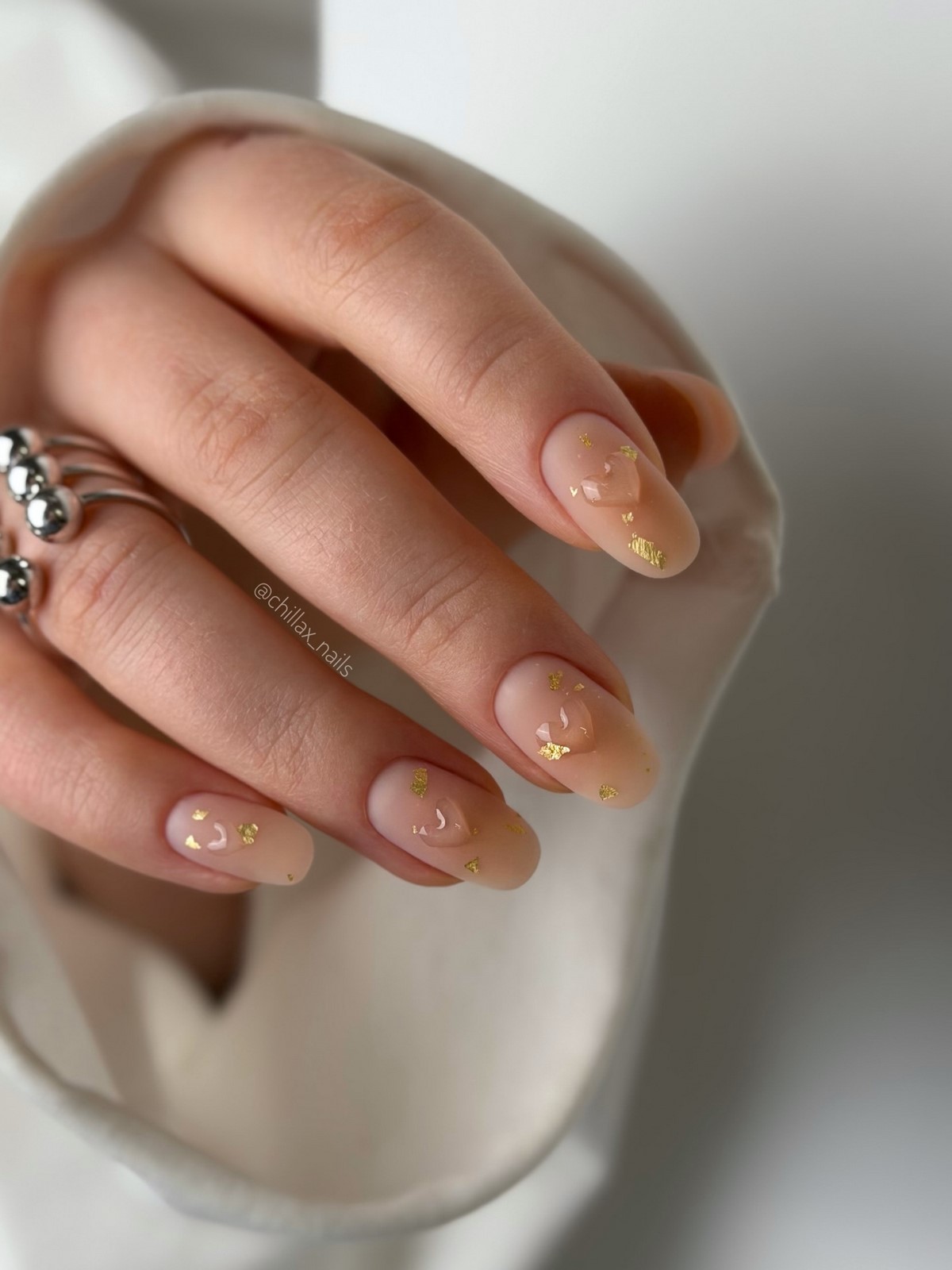 Чому легкий прозорий манікюр виглядає акуратніше за щільний