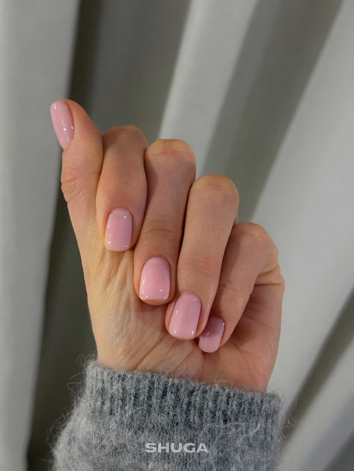 Чому легкий прозорий манікюр виглядає акуратніше за щільний