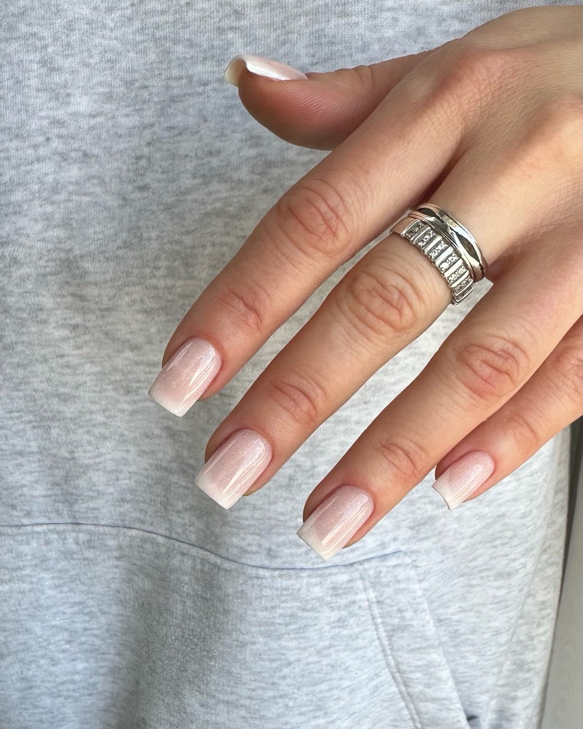 Чому легкий прозорий манікюр виглядає акуратніше за щільний