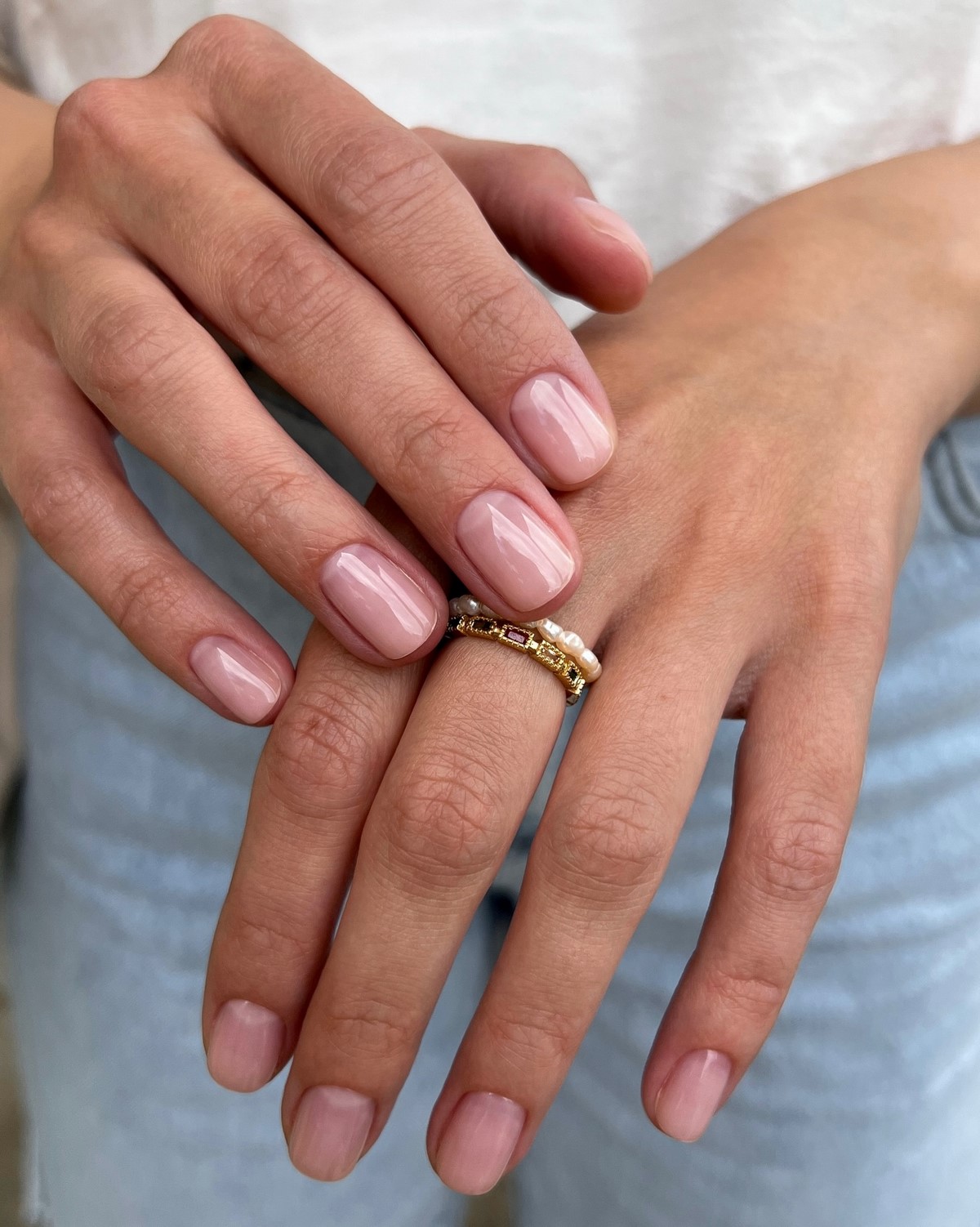 Чому легкий прозорий манікюр виглядає акуратніше за щільний