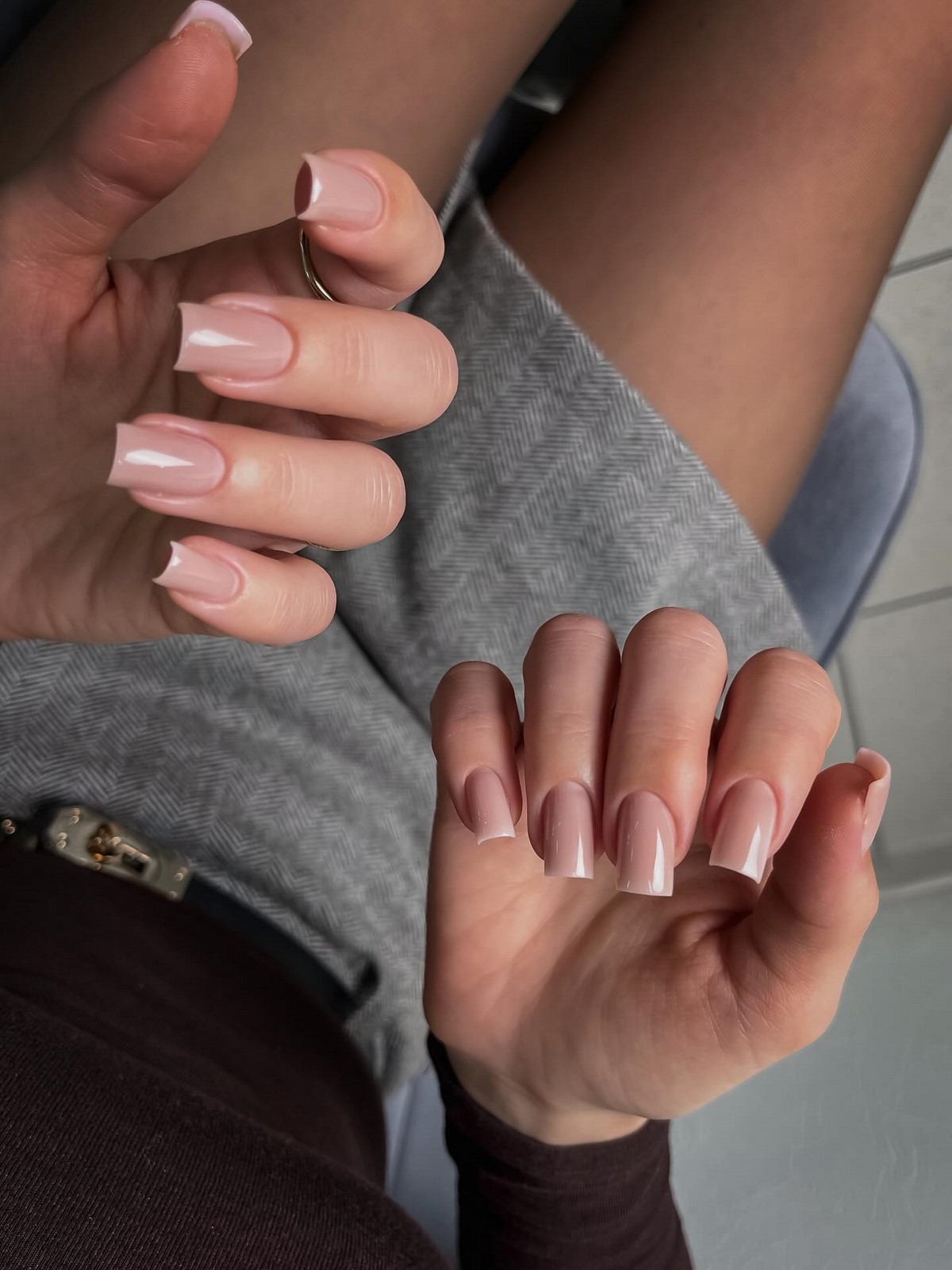 Чому легкий прозорий манікюр виглядає акуратніше за щільний