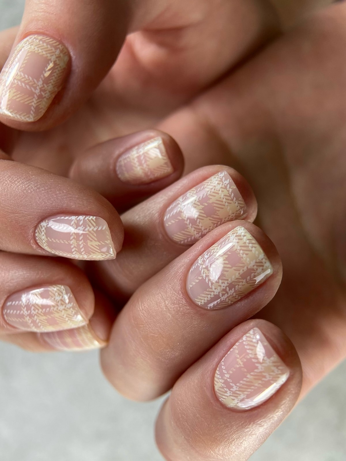 Чому легкий прозорий манікюр виглядає акуратніше за щільний