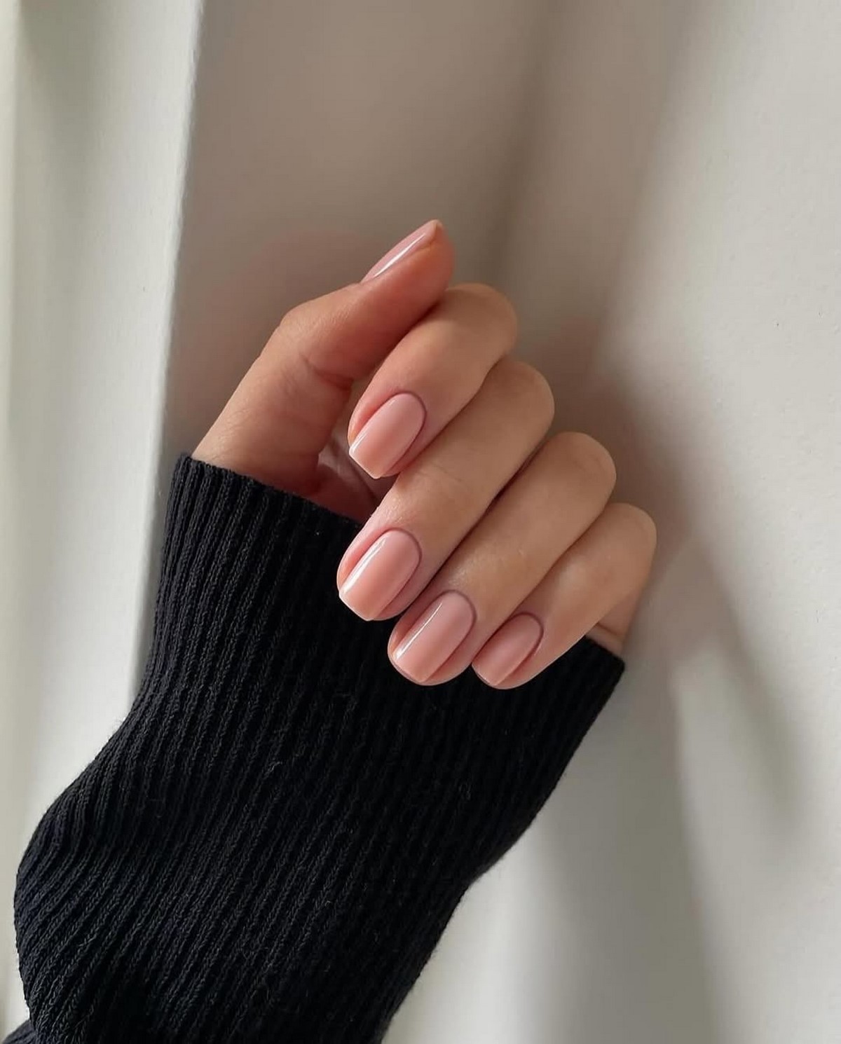 Чому легкий прозорий манікюр виглядає акуратніше за щільний