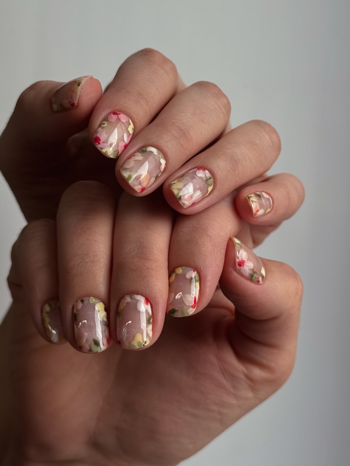 Чому легкий прозорий манікюр виглядає акуратніше за щільний