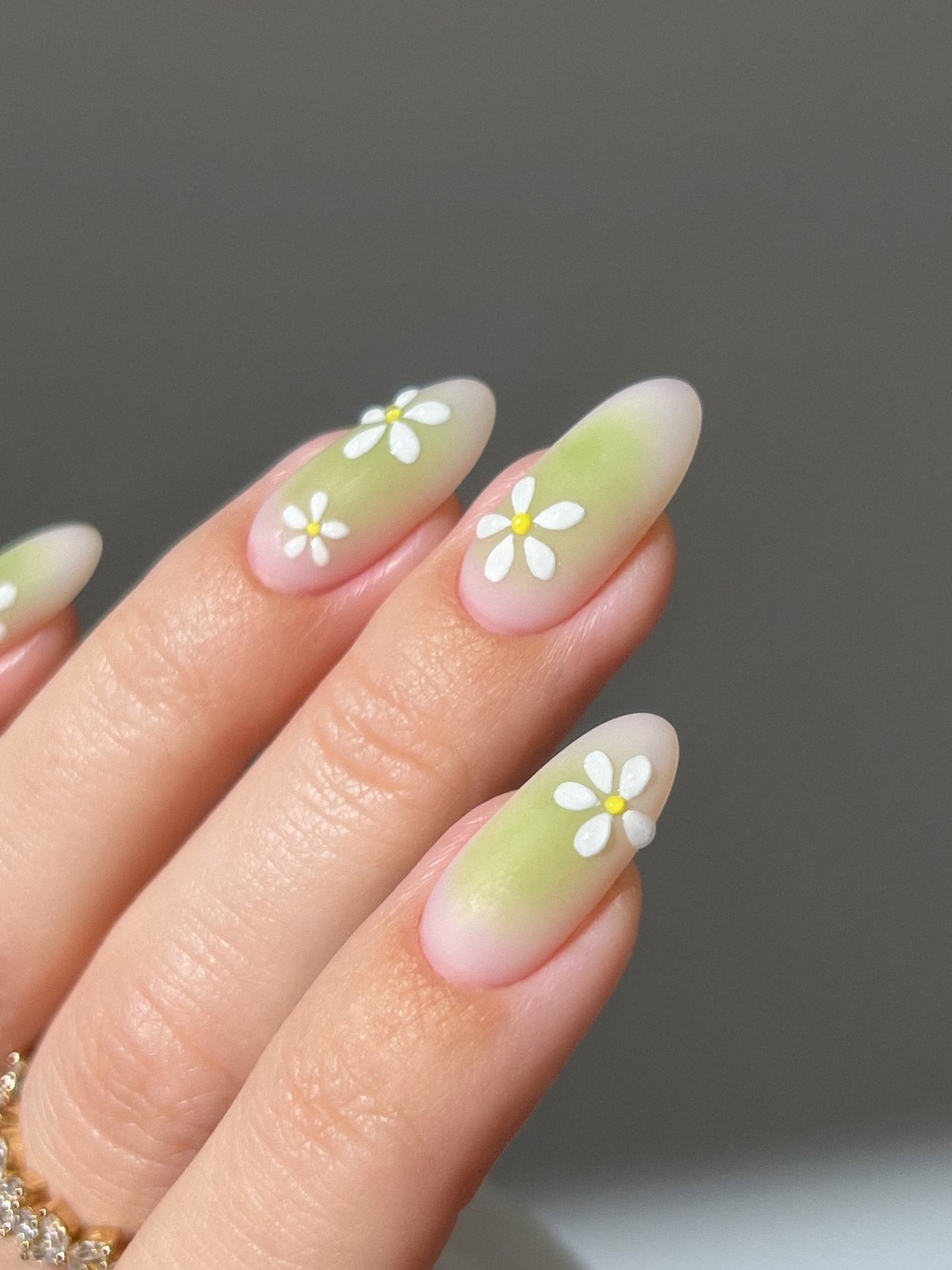 Манікюр квітня 2026: відтінок, який вже шукають усі