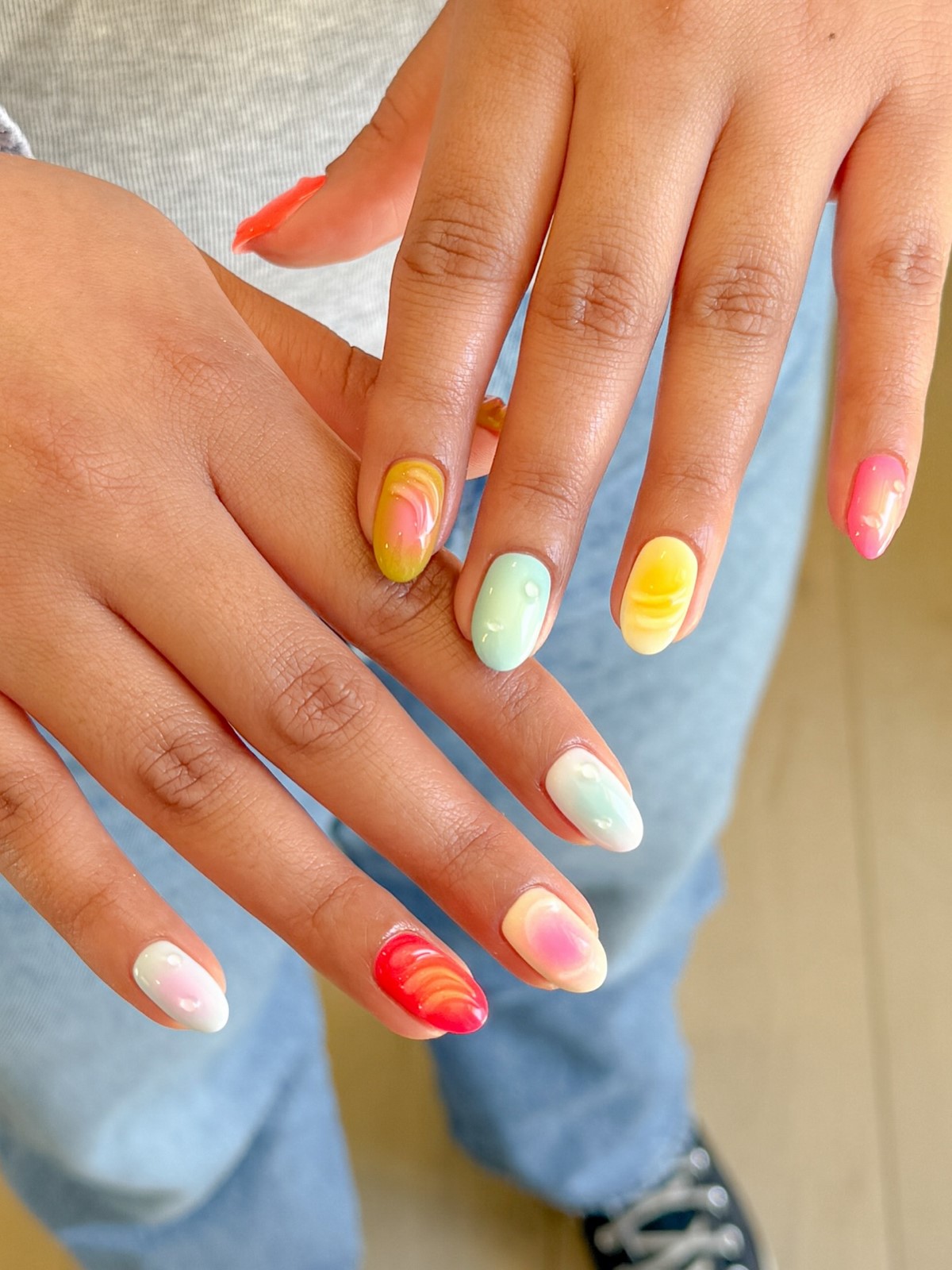 Чому манікюр з ефектом аури знову стає популярним