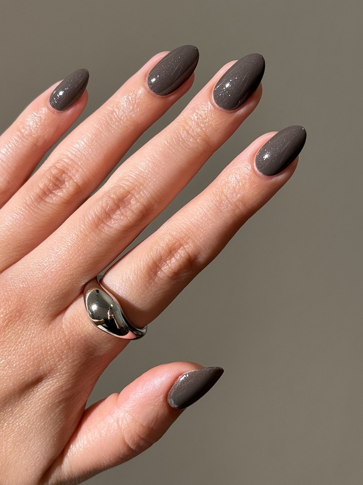 Цей манікюр одразу робить образ дорожчим: тренд, який працює безвідмовно