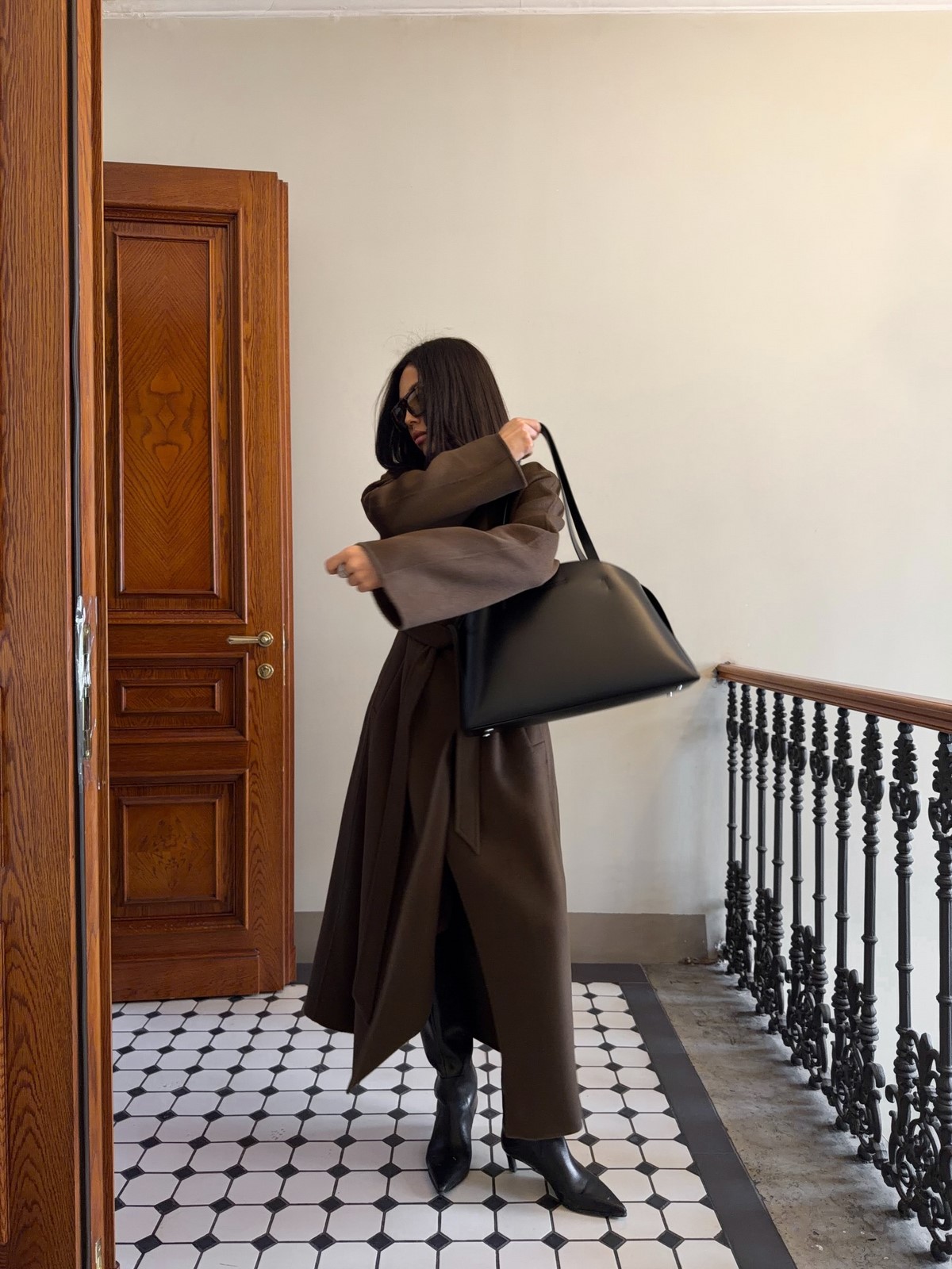 Весняні кольори одягу, які виглядають розкішніше за чорний