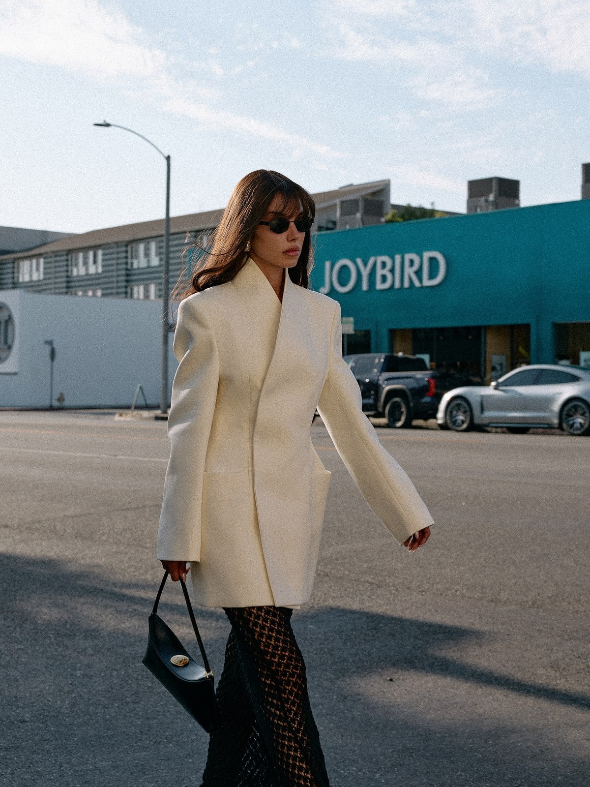 Весняні кольори одягу, які виглядають розкішніше за чорний