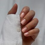 Манікюр, який виглядає як доглянуті нігті — чистий ефект без покриття