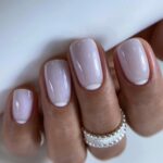 Манікюр зі скляним ефектом без зайвого дизайну