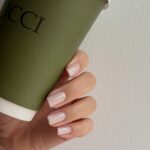 Манікюр, який виглядає як свої нігті — і його майже не видно