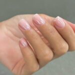 Манікюр з ефектом вуалі: м’яка прозорість на нігтях