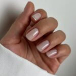 Манікюр з “вологим” блиском — скляний ефект на нігтях