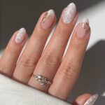Манікюр квітня 2026: iced nails з холодним блиском