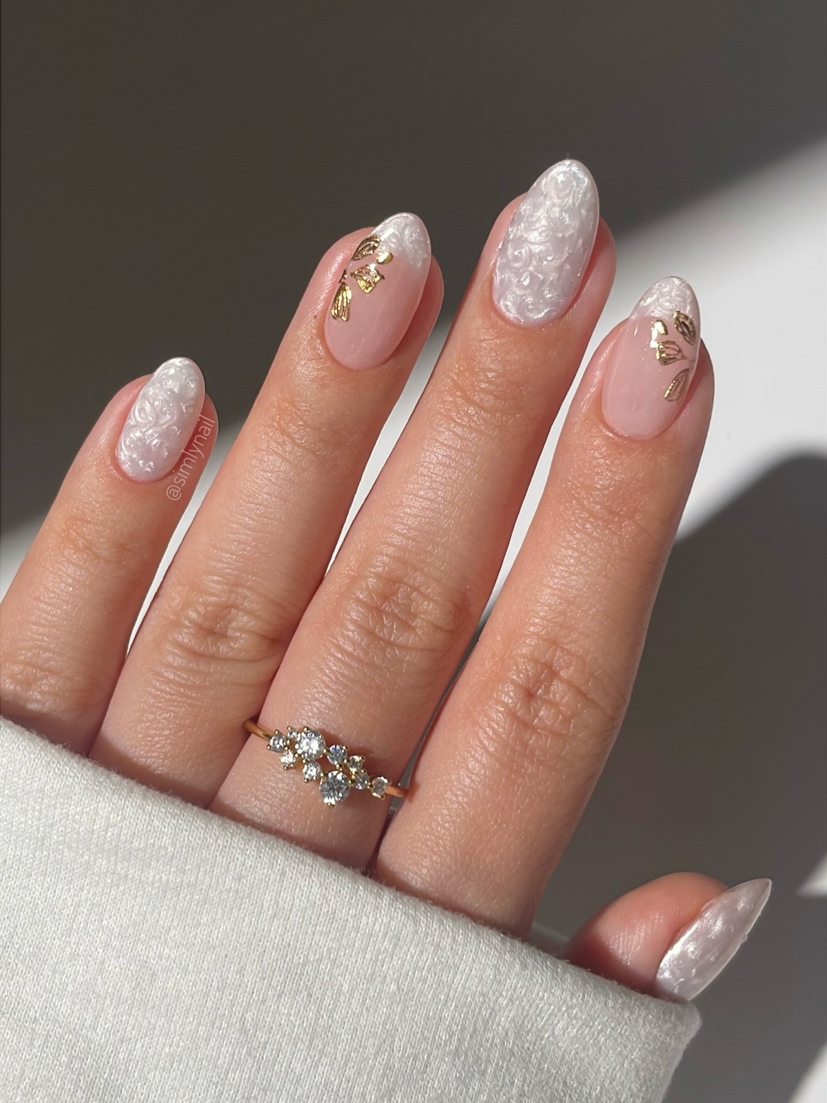 Манікюр квітня 2026: iced nails з холодним блиском