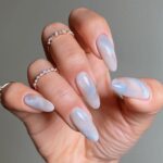 Мармуровий манікюр 2026: м’які прожилки і кам’яний ефект