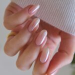 Перлинний манікюр 2026: м’який світловий ефект на нігтях