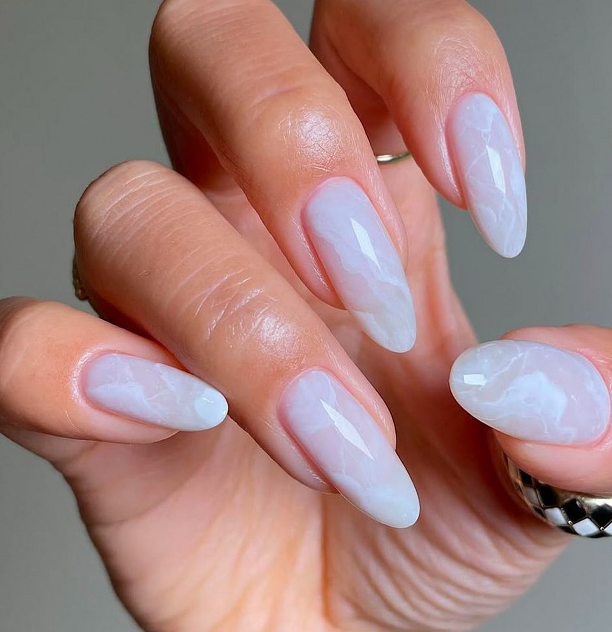Акварельний манікюр 2026: м’які переходи і прозорий ефект