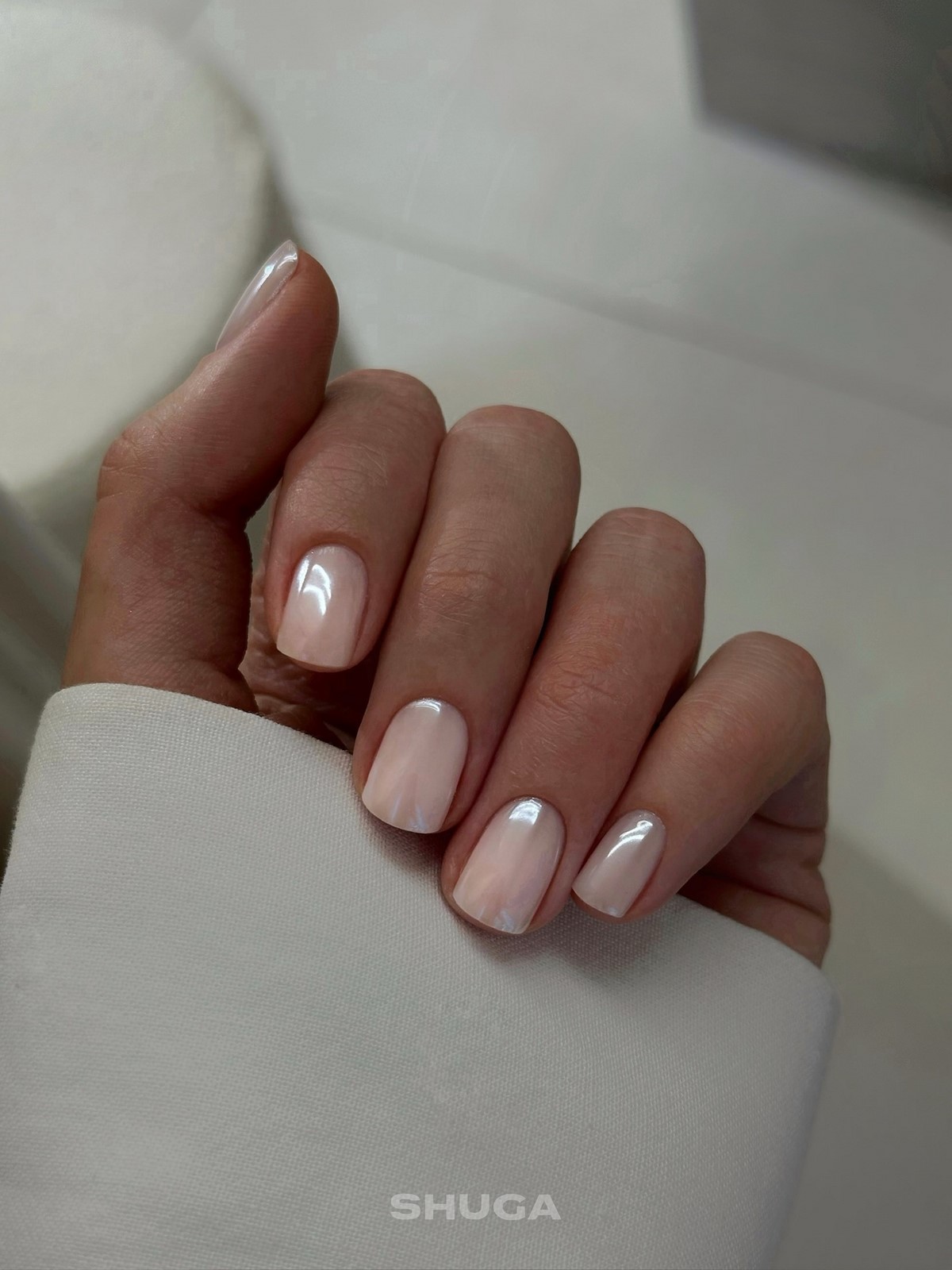 Манікюр квітня 2026: iced nails з холодним блиском