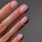 Манікюр без щільного покриття: легкий вигляд нігтів