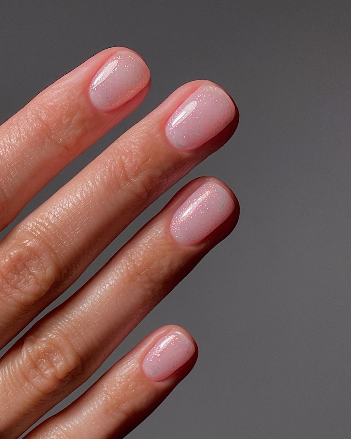 Манікюр, який виглядає як свої нігті — і його майже не видно