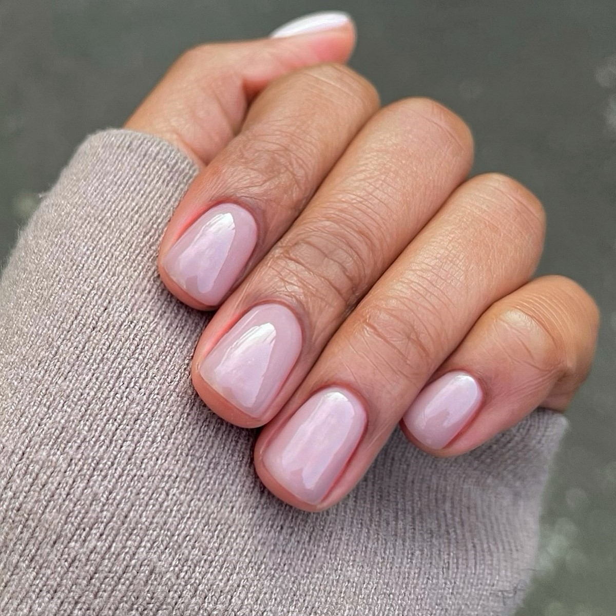 Манікюр з рівною поверхнею нігтів — акцент на гладкість і чистий вигляд