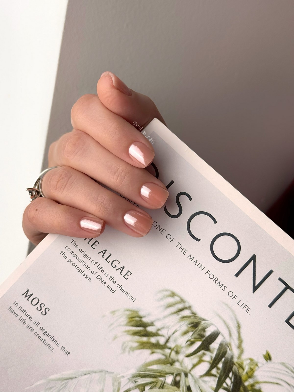 Манікюр з “вологим” блиском — скляний ефект на нігтях